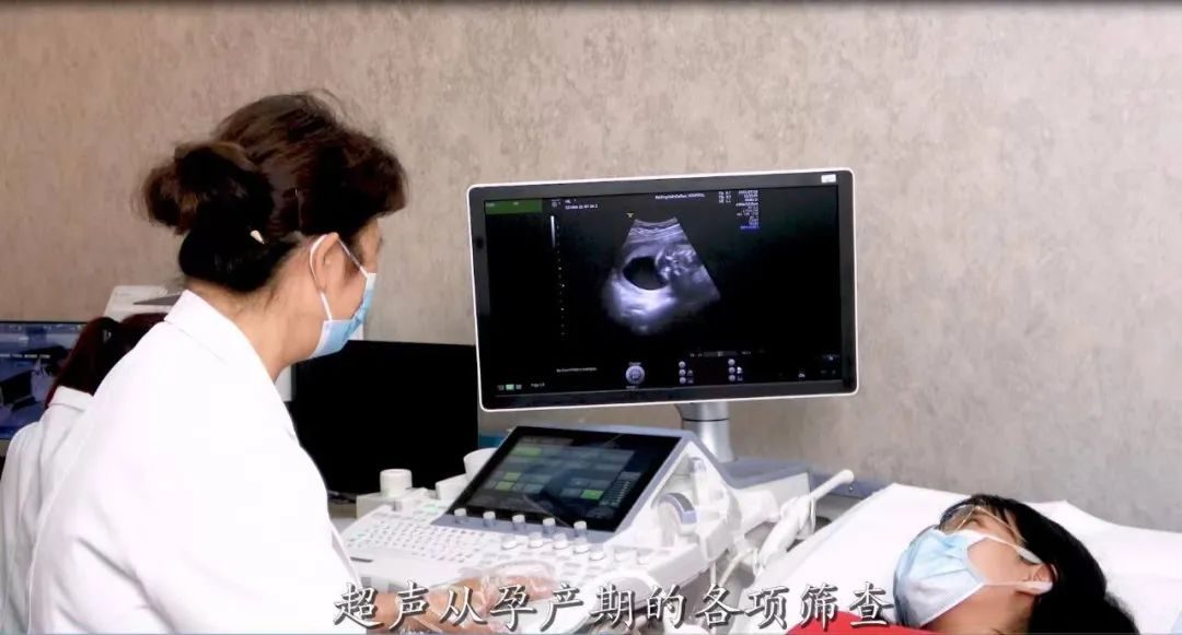 超声科主任赫飞为孕产妇进行超声筛查
